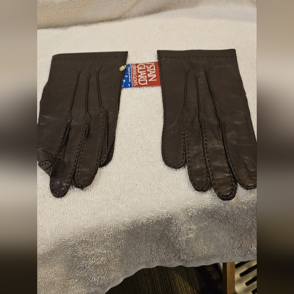 ISOTONER LEATHER GLOVES